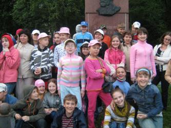 Vo-Frolovskom-u-pamyatnika-Chaikovskomu.jpg